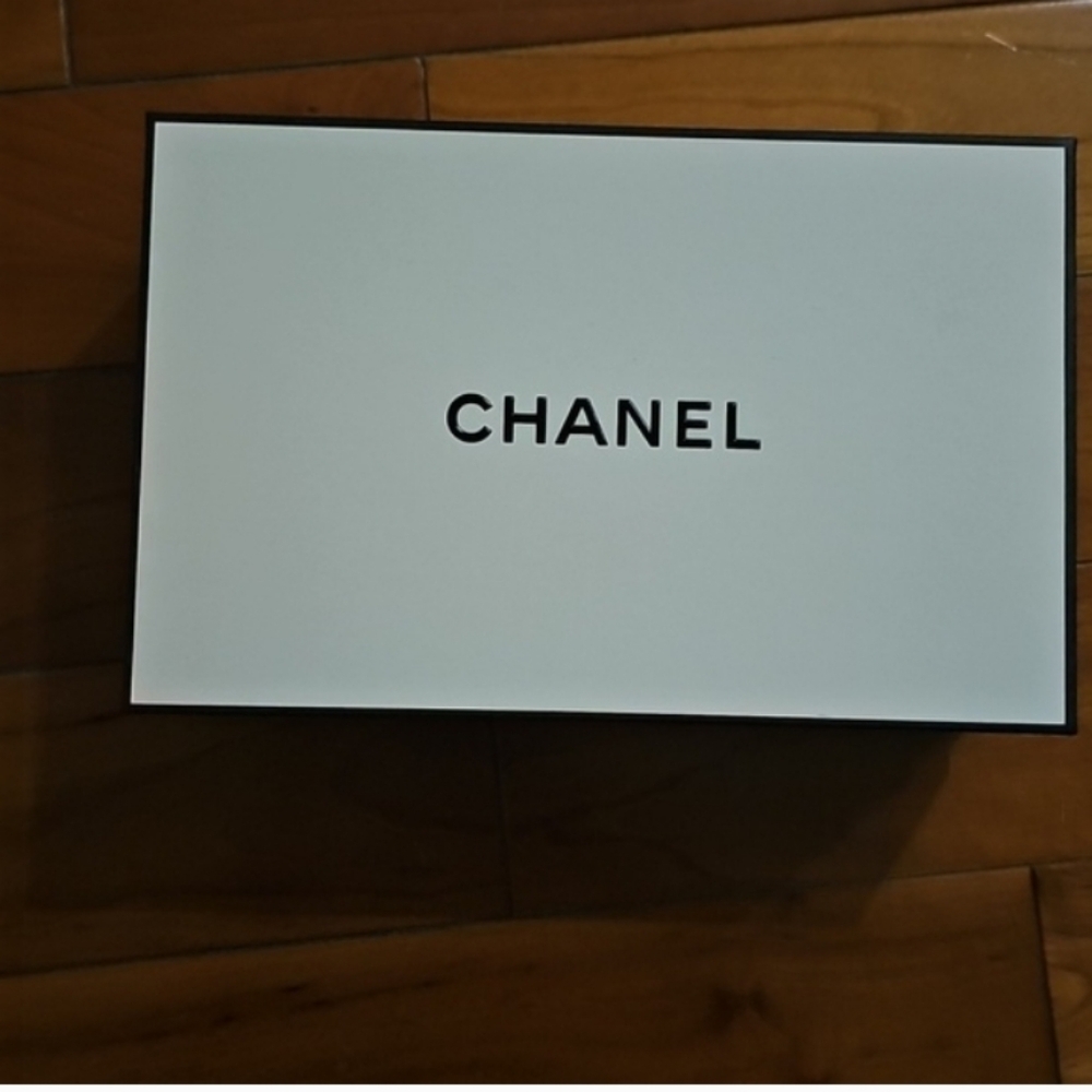 Chanel Box With Ribbon - Picture 2 of 5